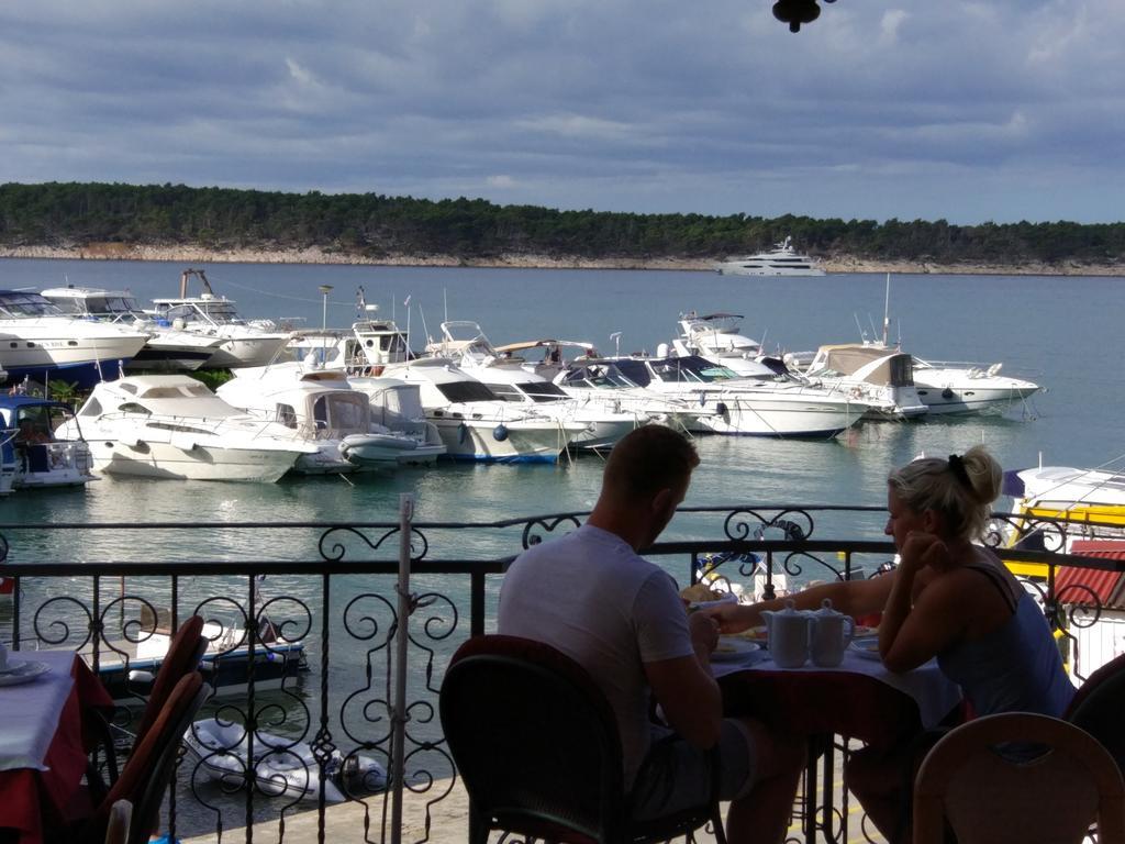 Captain'S Club Banjol Buitenkant foto